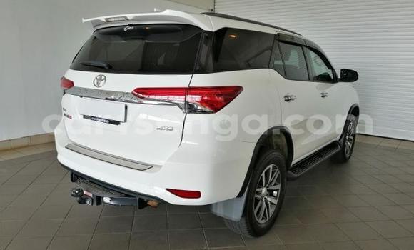 Nunua Ilio tumika Toyota Fortuner White Gari ndani ya Manzini nchini Manzini Nunua Ilio tumika Toyota Fortuner White Gari ndani ya Manzini nchini Manzini