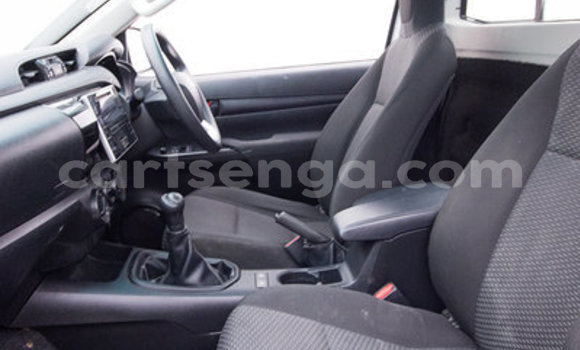 Nunua Ilio tumika Toyota Hilux White Gari ndani ya Ezulwini nchini Hhohho Nunua Ilio tumika Toyota Hilux White Gari ndani ya Ezulwini nchini Hhohho