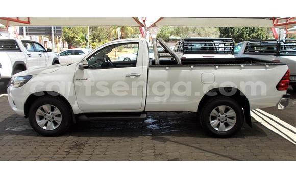 Nunua Ilio tumika Toyota Hilux White Gari ndani ya Manzini nchini Manzini Nunua Ilio tumika Toyota Hilux White Gari ndani ya Manzini nchini Manzini