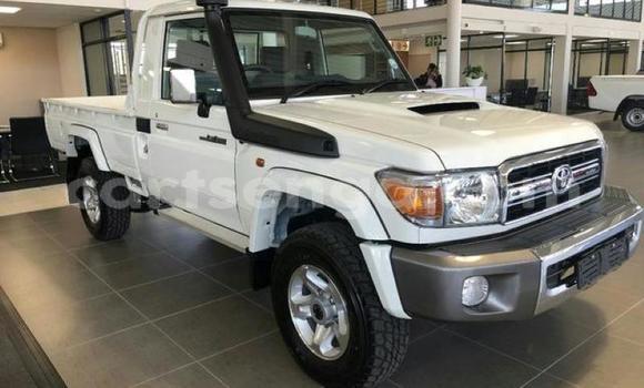 Nunua Ilio tumika Toyota Land Cruiser White Gari ndani ya Ezulwini nchini Hhohho Nunua Ilio tumika Toyota Land Cruiser White Gari ndani ya Ezulwini nchini Hhohho