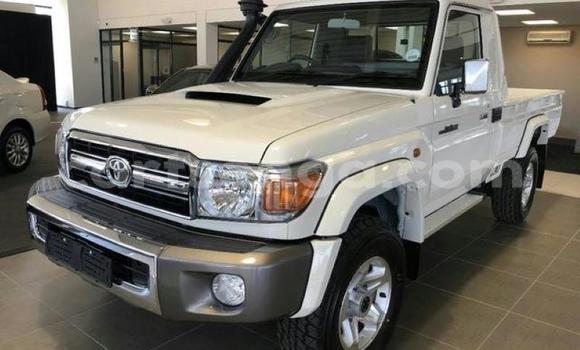Nunua Ilio tumika Toyota Land Cruiser White Gari ndani ya Ezulwini nchini Hhohho Nunua Ilio tumika Toyota Land Cruiser White Gari ndani ya Ezulwini nchini Hhohho