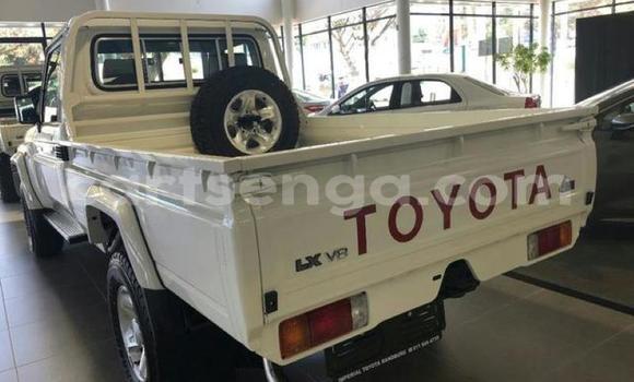 Nunua Ilio tumika Toyota Land Cruiser White Gari ndani ya Ezulwini nchini Hhohho Nunua Ilio tumika Toyota Land Cruiser White Gari ndani ya Ezulwini nchini Hhohho