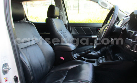 Buy Used Toyota Hilux White Car in Bulembu in Hhohho Buy Used Toyota Hilux White Car in Bulembu in Hhohho