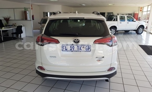 Nunua Ilio tumika Toyota RAV4 White Gari ndani ya Mbabane nchini Manzini Nunua Ilio tumika Toyota RAV4 White Gari ndani ya Mbabane nchini Manzini