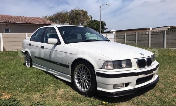 Acheter Occasion Voiture BMW 1–Series Blanc à Big Bend, Lubombo District Acheter Occasion Voiture BMW 1–Series Blanc à Big Bend, Lubombo District