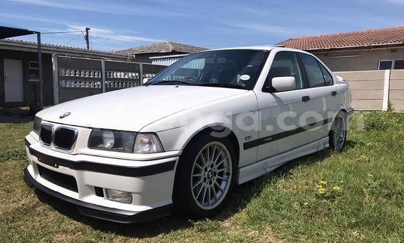 Acheter Occasion Voiture BMW 1–Series Blanc à Big Bend, Lubombo District Acheter Occasion Voiture BMW 1–Series Blanc à Big Bend, Lubombo District