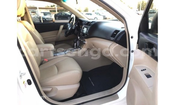 Buy Import Toyota Highlander White Car in Import - Dubai in Hhohho Buy Import Toyota Highlander White Car in Import - Dubai in Hhohho
