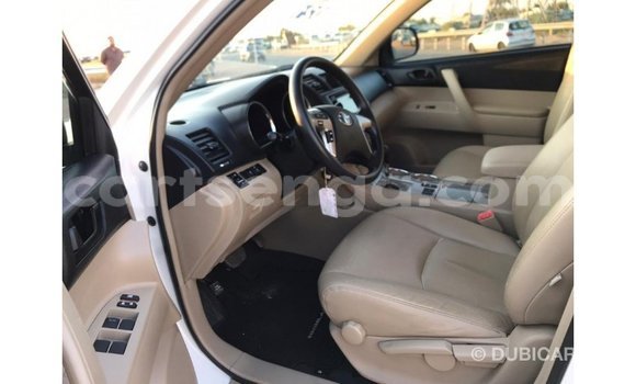 Buy Import Toyota Highlander White Car in Import - Dubai in Hhohho Buy Import Toyota Highlander White Car in Import - Dubai in Hhohho
