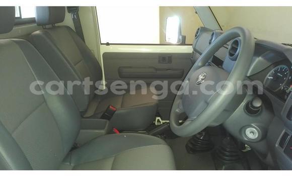 Nunua Ilio tumika Toyota Land Cruiser White Gari ndani ya Manzini nchini Manzini Nunua Ilio tumika Toyota Land Cruiser White Gari ndani ya Manzini nchini Manzini