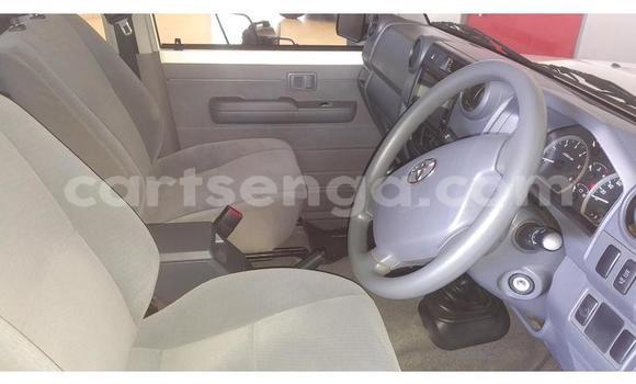 Buy Used Toyota Land Cruiser White Car in Mondi in Hhohho Buy Used Toyota Land Cruiser White Car in Mondi in Hhohho