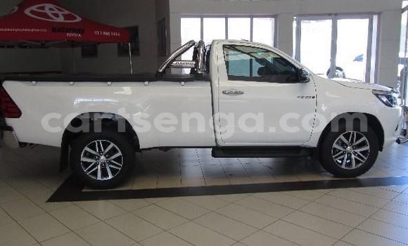 Buy Used Toyota Hilux White Car in Ezulwini in Hhohho Buy Used Toyota Hilux White Car in Ezulwini in Hhohho