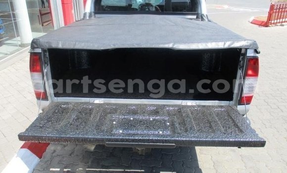 Nunua Ilio tumika Nissan NP 300 Silver Gari ndani ya Ezulwini nchini Hhohho Nunua Ilio tumika Nissan NP 300 Silver Gari ndani ya Ezulwini nchini Hhohho