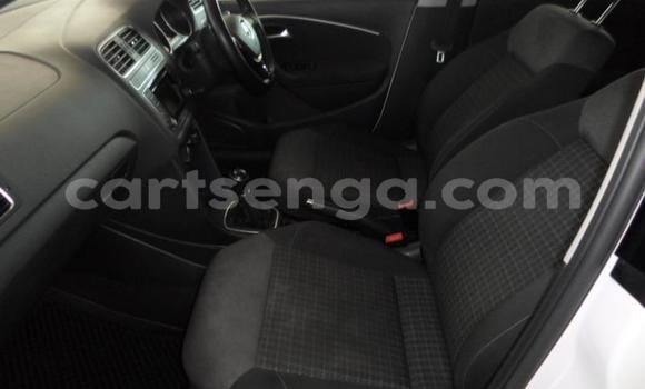 Nunua Ilio tumika Volkswagen Polo White Gari ndani ya Hluti nchini Wilaya ya Shiselweni Nunua Ilio tumika Volkswagen Polo White Gari ndani ya Hluti nchini Wilaya ya Shiselweni