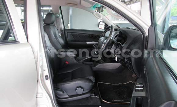 Buy Used Toyota Hilux Silver Car in Ezulwini in Hhohho Buy Used Toyota Hilux Silver Car in Ezulwini in Hhohho