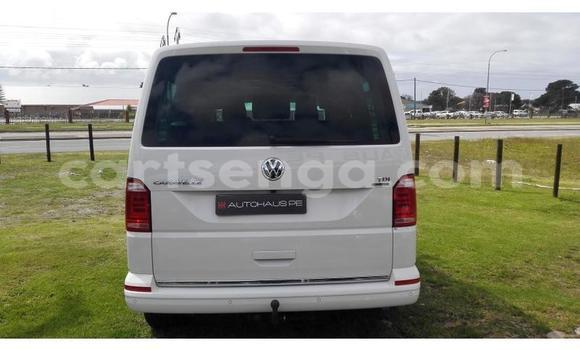 Nunua Ilio tumika Volkswagen Caravelle White Gari ndani ya Mbabane nchini Manzini Nunua Ilio tumika Volkswagen Caravelle White Gari ndani ya Mbabane nchini Manzini