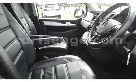 Nunua Ilio tumika Volkswagen Caravelle White Gari ndani ya Mbabane nchini Manzini Nunua Ilio tumika Volkswagen Caravelle White Gari ndani ya Mbabane nchini Manzini