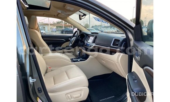 Buy Import Toyota Highlander Green Car in Import - Dubai in Hhohho Buy Import Toyota Highlander Green Car in Import - Dubai in Hhohho