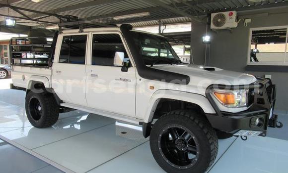Buy Used Toyota Land Cruiser White Car in Ezulwini in Hhohho Buy Used Toyota Land Cruiser White Car in Ezulwini in Hhohho
