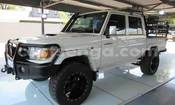 Buy Used Toyota Land Cruiser White Car in Ezulwini in Hhohho Buy Used Toyota Land Cruiser White Car in Ezulwini in Hhohho