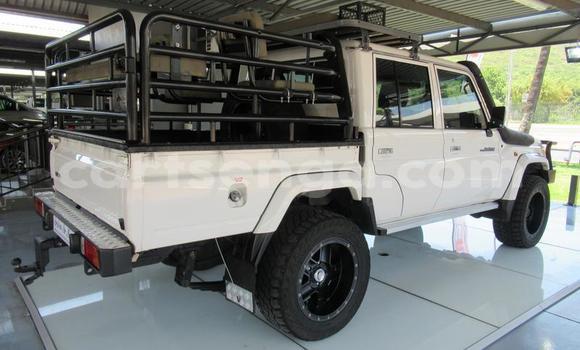 Buy Used Toyota Land Cruiser White Car in Ezulwini in Hhohho Buy Used Toyota Land Cruiser White Car in Ezulwini in Hhohho