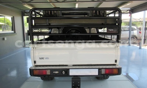 Buy Used Toyota Land Cruiser White Car in Ezulwini in Hhohho Buy Used Toyota Land Cruiser White Car in Ezulwini in Hhohho