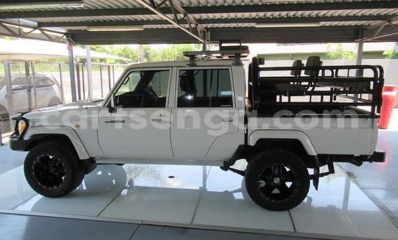 Buy Used Toyota Land Cruiser White Car in Ezulwini in Hhohho Buy Used Toyota Land Cruiser White Car in Ezulwini in Hhohho