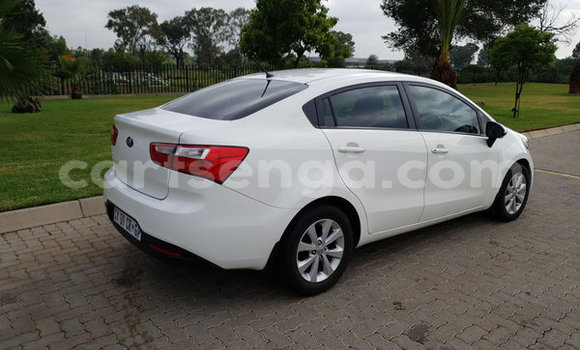 Nunua Ilio tumika Kia Rio White Gari ndani ya Ezulwini nchini Hhohho Nunua Ilio tumika Kia Rio White Gari ndani ya Ezulwini nchini Hhohho