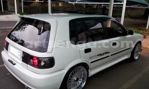 Nunua Ilio tumika Toyota Corolla White Gari ndani ya Manzini nchini Manzini Nunua Ilio tumika Toyota Corolla White Gari ndani ya Manzini nchini Manzini