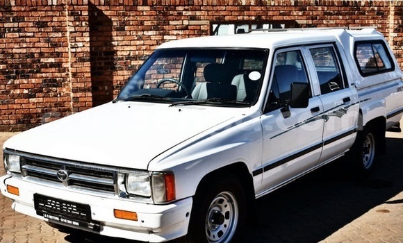 Buy Used Toyota Hilux White Car in Hlatikulu in Shiselweni District Buy Used Toyota Hilux White Car in Hlatikulu in Shiselweni District