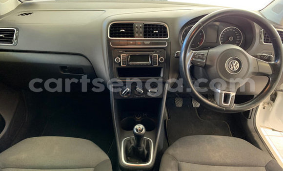 Nunua Ilio tumika Volkswagen Polo White Gari ndani ya Ezulwini nchini Hhohho Nunua Ilio tumika Volkswagen Polo White Gari ndani ya Ezulwini nchini Hhohho