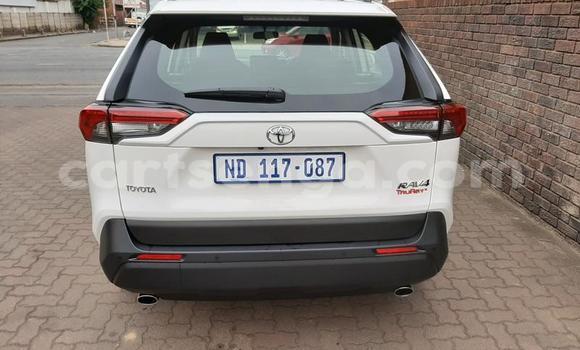 Nunua Ilio tumika Toyota RAV4 White Gari ndani ya Mbabane nchini Manzini Nunua Ilio tumika Toyota RAV4 White Gari ndani ya Mbabane nchini Manzini