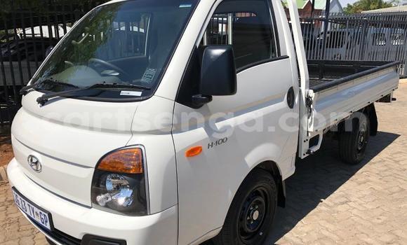 Acheter Occasion Voiture Hyundai H200 Blanc à Big Bend, Lubombo Acheter Occasion Voiture Hyundai H200 Blanc à Big Bend, Lubombo