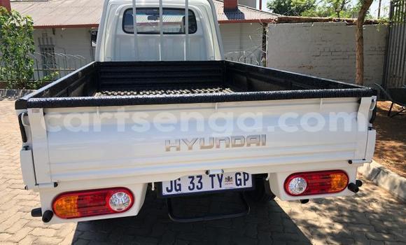 Acheter Occasion Voiture Hyundai H200 Blanc à Big Bend, Lubombo Acheter Occasion Voiture Hyundai H200 Blanc à Big Bend, Lubombo