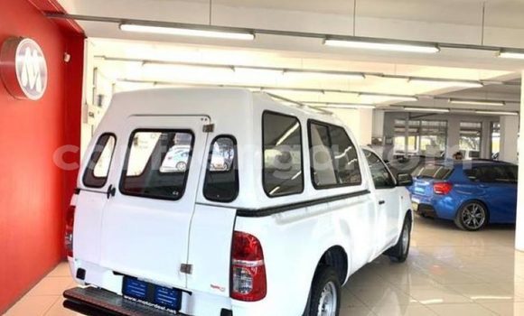 Buy Used Toyota Hilux White Car in Hluti in Shiselweni District Buy Used Toyota Hilux White Car in Hluti in Shiselweni District