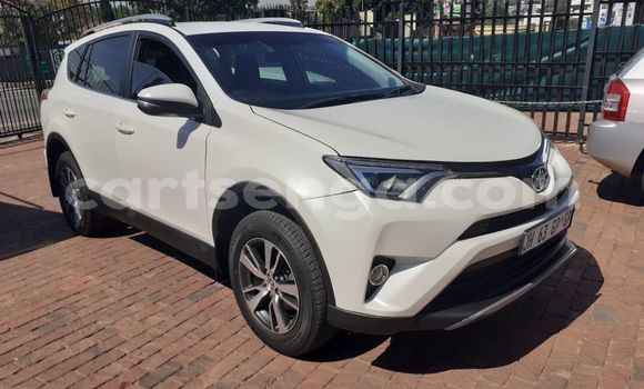 Nunua Ilio tumika Toyota RAV4 White Gari ndani ya Manzini nchini Manzini Nunua Ilio tumika Toyota RAV4 White Gari ndani ya Manzini nchini Manzini