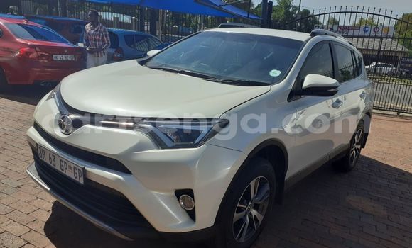 Nunua Ilio tumika Toyota RAV4 White Gari ndani ya Manzini nchini Manzini Nunua Ilio tumika Toyota RAV4 White Gari ndani ya Manzini nchini Manzini