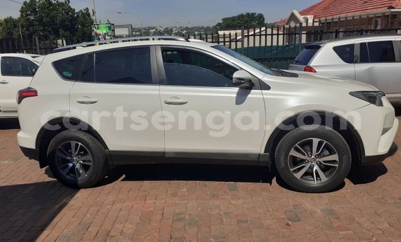 Nunua Ilio tumika Toyota RAV4 White Gari ndani ya Manzini nchini Manzini Nunua Ilio tumika Toyota RAV4 White Gari ndani ya Manzini nchini Manzini