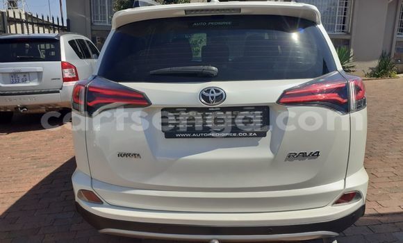 Nunua Ilio tumika Toyota RAV4 White Gari ndani ya Manzini nchini Manzini Nunua Ilio tumika Toyota RAV4 White Gari ndani ya Manzini nchini Manzini