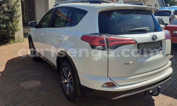 Nunua Ilio tumika Toyota RAV4 White Gari ndani ya Manzini nchini Manzini Nunua Ilio tumika Toyota RAV4 White Gari ndani ya Manzini nchini Manzini