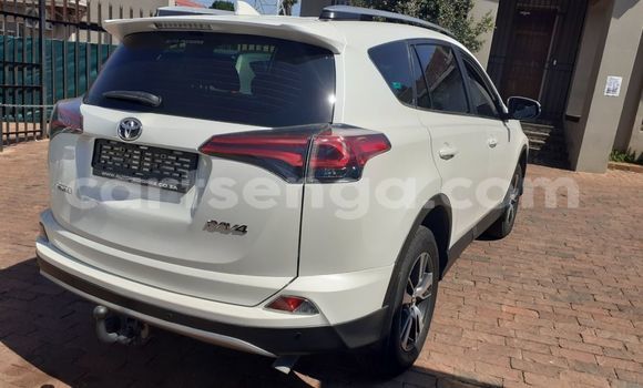 Nunua Ilio tumika Toyota RAV4 White Gari ndani ya Manzini nchini Manzini Nunua Ilio tumika Toyota RAV4 White Gari ndani ya Manzini nchini Manzini