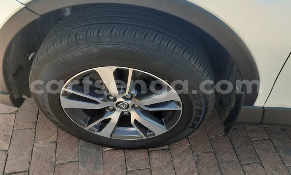 Nunua Ilio tumika Toyota RAV4 White Gari ndani ya Manzini nchini Manzini Nunua Ilio tumika Toyota RAV4 White Gari ndani ya Manzini nchini Manzini