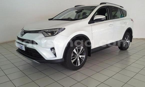 Nunua Ilio tumika Toyota RAV4 White Gari ndani ya Ezulwini nchini Hhohho Nunua Ilio tumika Toyota RAV4 White Gari ndani ya Ezulwini nchini Hhohho