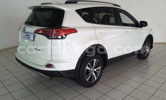 Nunua Ilio tumika Toyota RAV4 White Gari ndani ya Ezulwini nchini Hhohho Nunua Ilio tumika Toyota RAV4 White Gari ndani ya Ezulwini nchini Hhohho