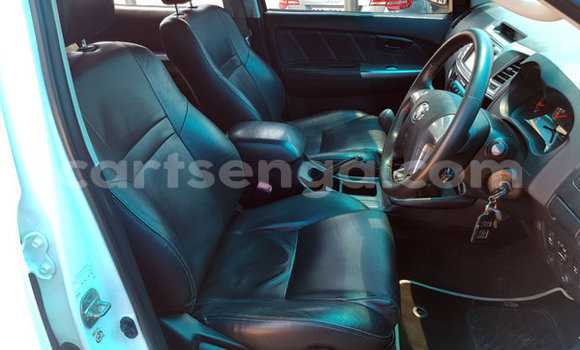 Nunua Ilio tumika Toyota Hilux White Gari ndani ya Ezulwini nchini Hhohho Nunua Ilio tumika Toyota Hilux White Gari ndani ya Ezulwini nchini Hhohho