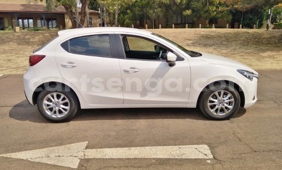 Nunua Ilio tumika Mazda 2 White Gari ndani ya Ezulwini nchini Hhohho Nunua Ilio tumika Mazda 2 White Gari ndani ya Ezulwini nchini Hhohho