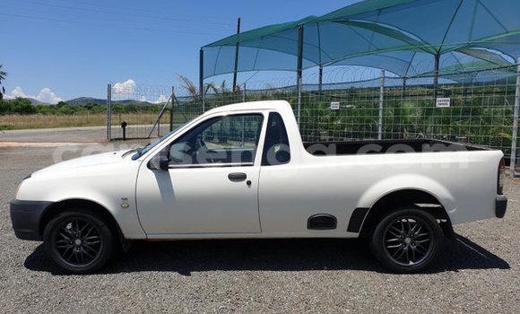 Acheter Occasion Voiture Ford B-MAX Blanc à Ezulwini, Hhohho Acheter Occasion Voiture Ford B-MAX Blanc à Ezulwini, Hhohho