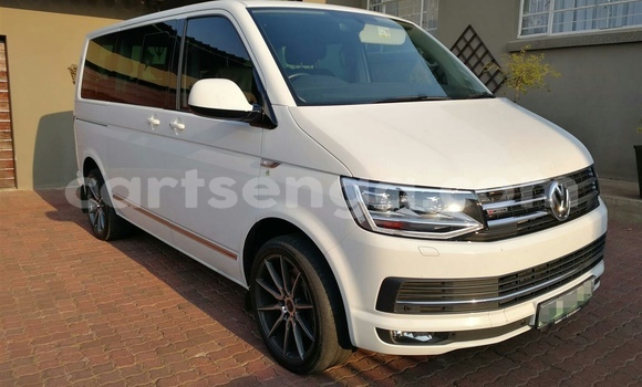 Buy Used Volkswagen Caravelle White Car in Matsapha in Manzini Buy Used Volkswagen Caravelle White Car in Matsapha in Manzini