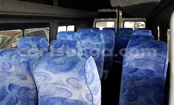 Nunua Ilio tumika Volkswagen Caravelle White Gari ndani ya Ezulwini nchini Hhohho Nunua Ilio tumika Volkswagen Caravelle White Gari ndani ya Ezulwini nchini Hhohho