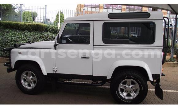 Nunua Ilio tumika Land Rover Defender White Gari ndani ya Manzini nchini Manzini Nunua Ilio tumika Land Rover Defender White Gari ndani ya Manzini nchini Manzini