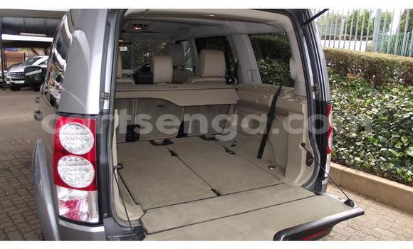 Nunua Ilio tumika Land Rover Discovery Silver Gari ndani ya Ezulwini nchini Hhohho Nunua Ilio tumika Land Rover Discovery Silver Gari ndani ya Ezulwini nchini Hhohho